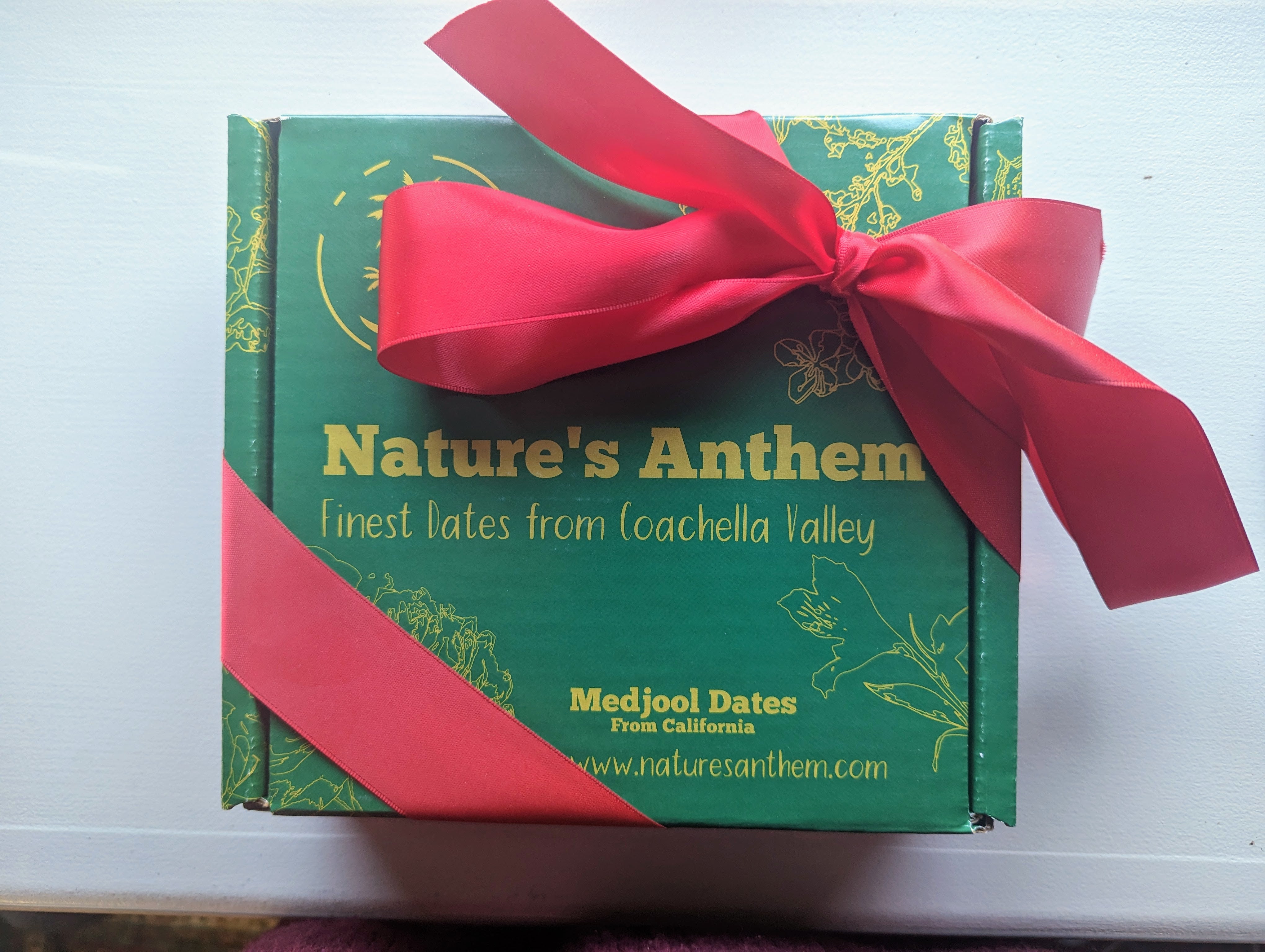 2LB - LARGE MEDJOOL DATES GIFT BOX